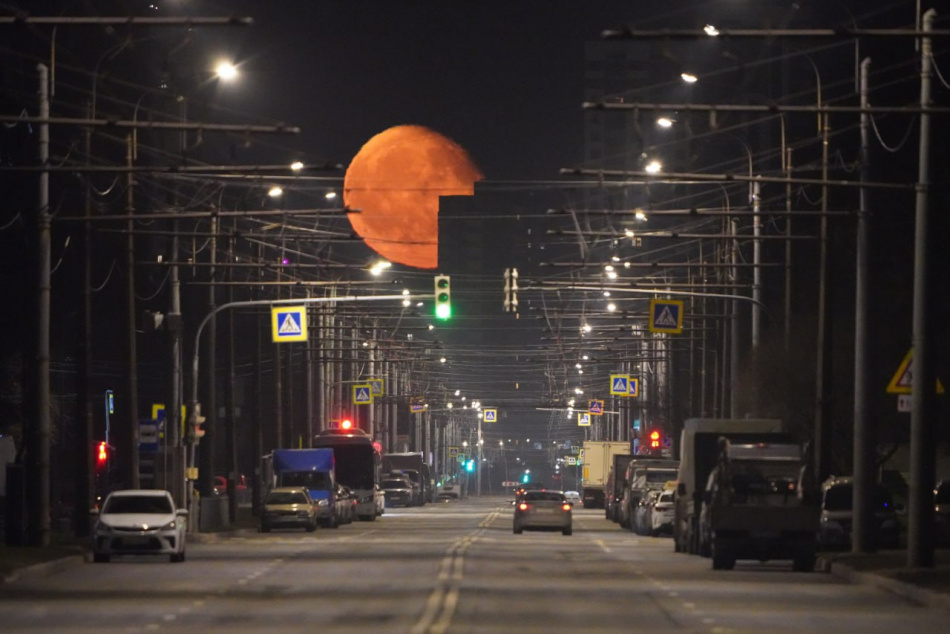Фотографы Петербурга зафиксировали невероятной красоты восход луны 10 апреля