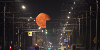 Фотографы Петербурга зафиксировали невероятной красоты восход луны 10 апреля