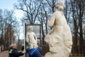 Скульптуры Екатерининского дворца начали освобождать от деревянных футляров