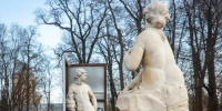 Скульптуры Екатерининского дворца начали освобождать от деревянных футляров