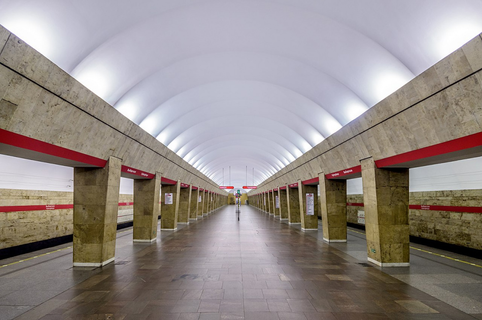 Станцию метро «Выборгская» вновь закрыли на вход из-за увеличения пассажиропотока