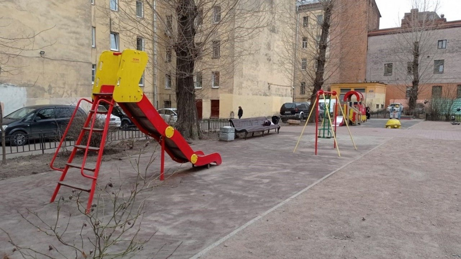 На Московском проспекте в Петербурге перенесли опасную детскую площадку