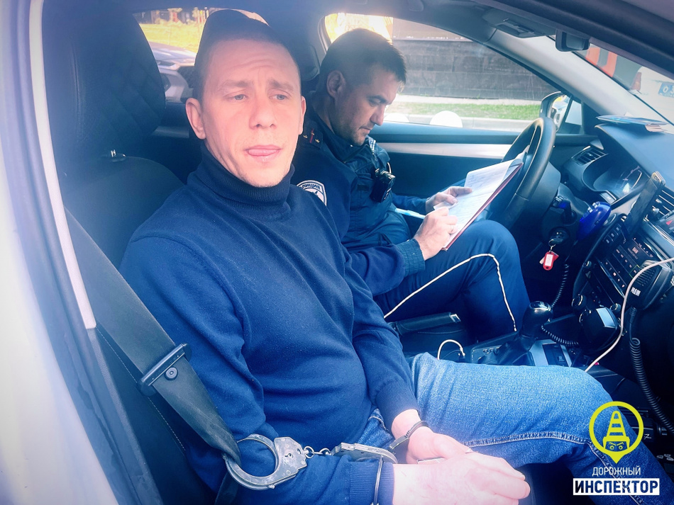 Пьяный водитель «Ауди» прокатил на своем капоте сотрудников полиции на Удельном проспекте в Петербурге