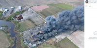 Сильный пожар охватил бытовки в деревне Новосаратовка
