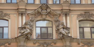 Жителей дома на Рубинштейна через суд обязали вернуть исторические окна