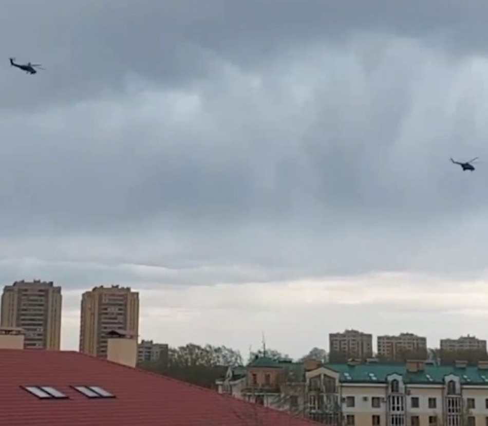 Жители Кировского района Петербурга заметили в небе над городом два военных самолета