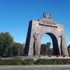 Возложение цветов у Триумфальной Арки Победы