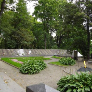 Возложение цветов на братскую могилу в Красном Селе