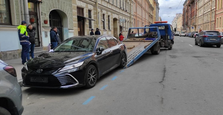 Машины без номеров начали эвакуировать с платных парковок Петербурга