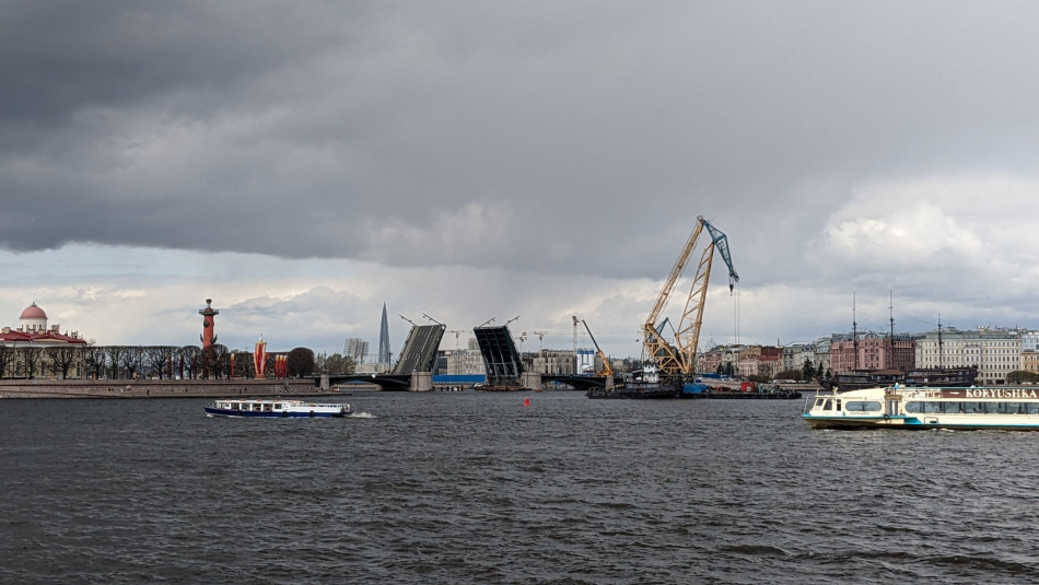 Движение по Биржевому мосту полностью восстановят 8 мая