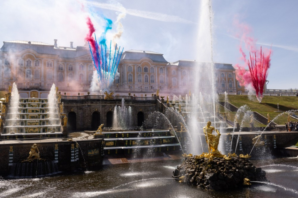 В Петергофе торжественно запустили фонтаны