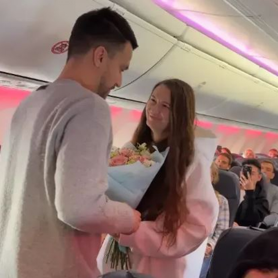 Пассажир рейса Москва — Петербург сделал предложение своей девушке во время полета