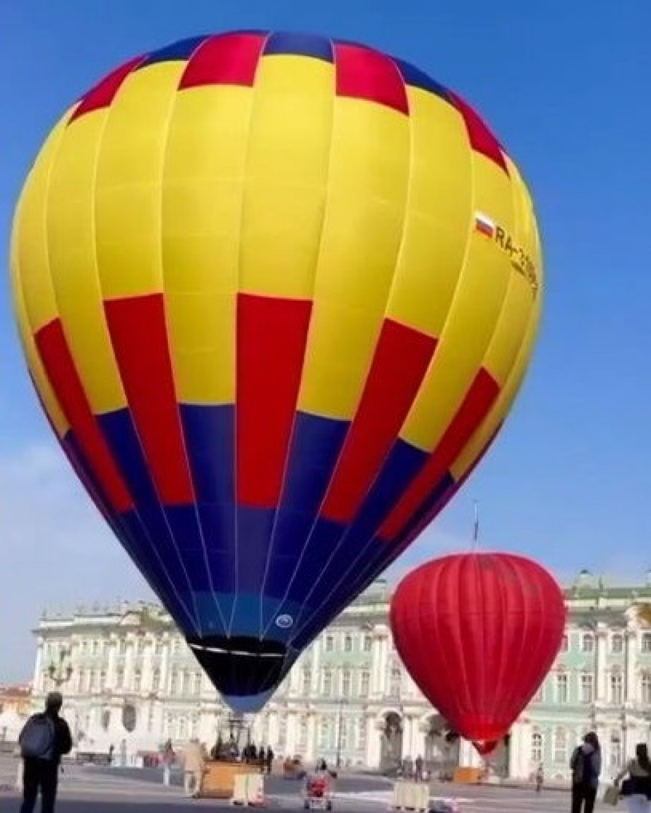 На Дворцовой площади в Петербурге появились гигантские воздушные шары