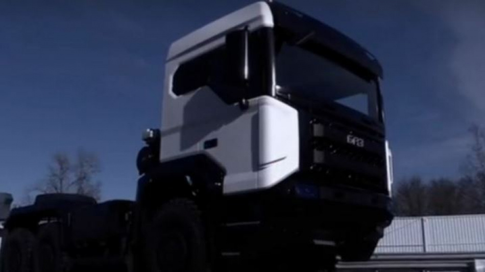 В Петербурге протестировали первый тягач БАЗ, который будут собирать на бывшем заводе Toyota