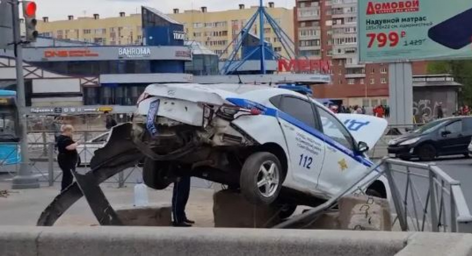 Возле метро "Беговая" заметили автомобиль полиции, повисший на ограждении