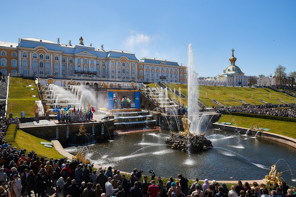 Весенний праздник фонтанов в Петергофе 2023