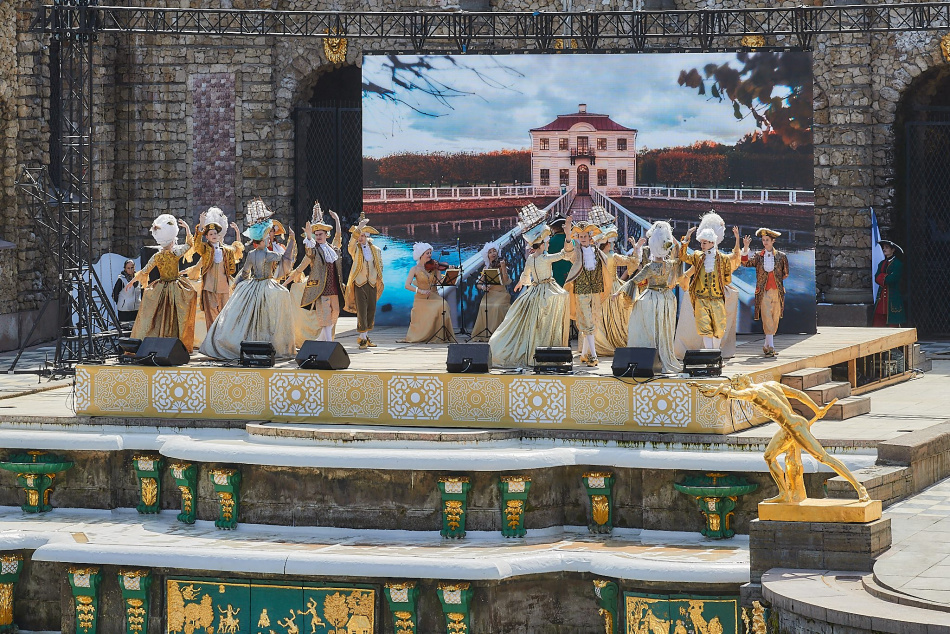 В Петергофе состоялся весенний праздник фонтанов «Как читать Петергоф»