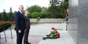 Память новосибирцев-защитников Ленинграда почтили на Пискаревском кладбище