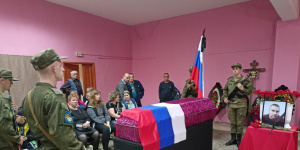 В поселке Шугозеро Ленобласти простились с погибшим в ходе СВО Денисом Шкадюком