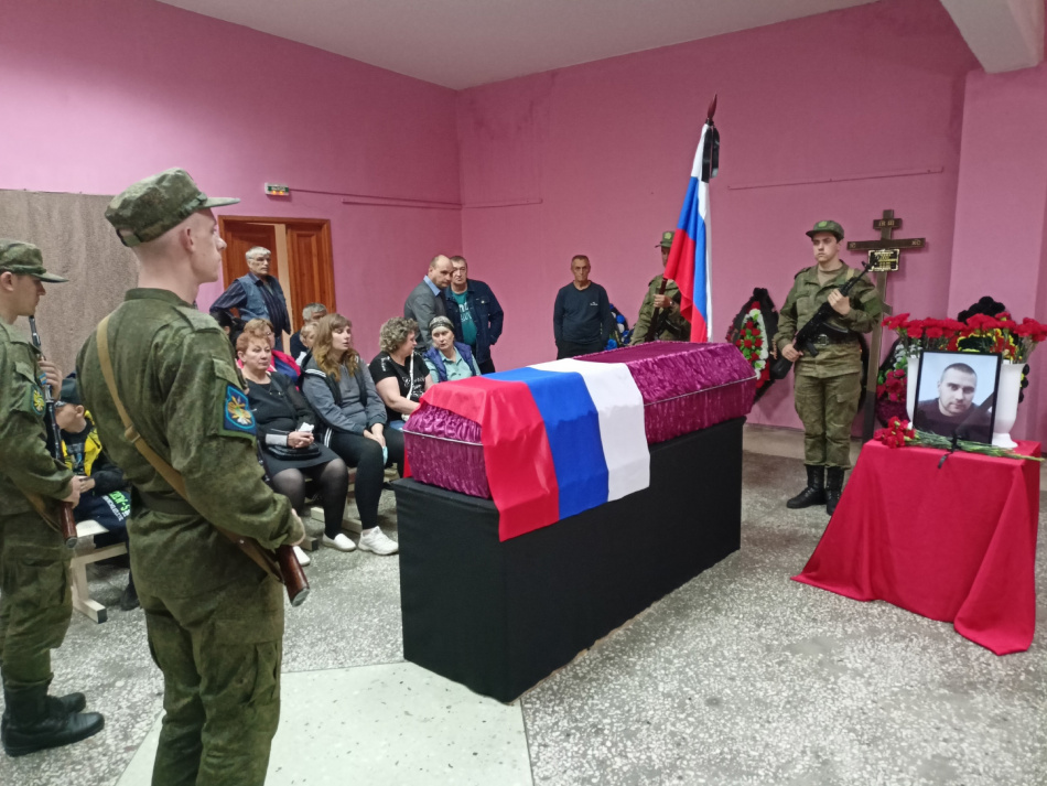 В поселке Шугозеро Ленобласти простились с погибшим в ходе СВО Денисом Шкадюком