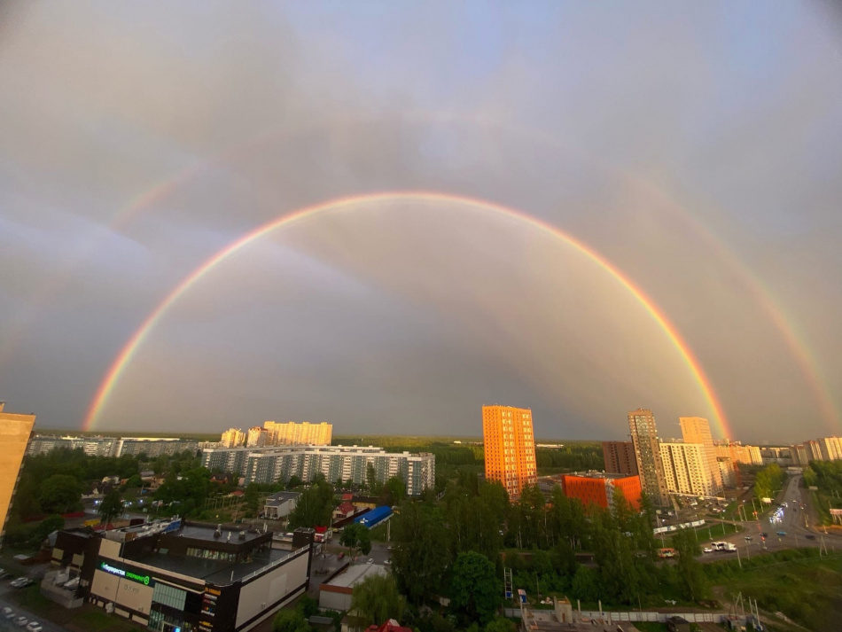 Двойная радуга озарила небо Петербурга после туч и дождя