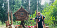 В Токсовском лесу восстановили избушку Бабы Яги, которую год назад сожгли вандалы