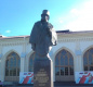 Памятник барону Александру Штиглицу в Петергофе, снесенный спецтехникой, вернули на место