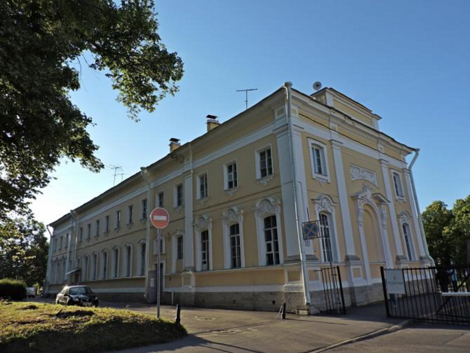 Помещения в доме-памятнике в Петергофе продадут за 19 млн рублей