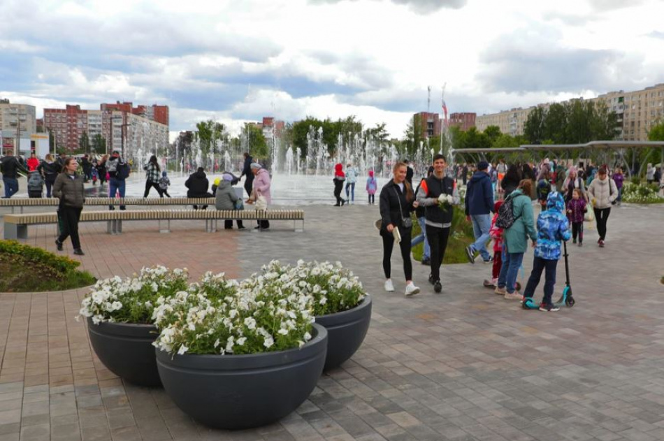 Новое общественное пространство с фонтанами и качелями открыли в Колпино