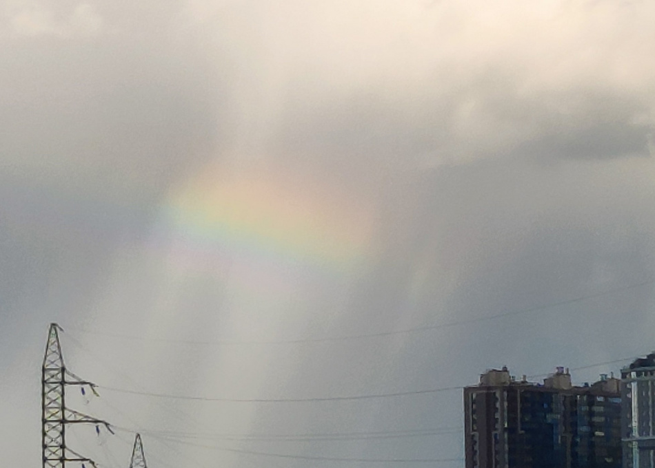 В небе над Петербургом заметили необычную радугу 