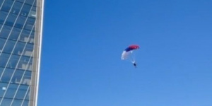 В День России мастер спорта совершил прыжок с парашютом с 