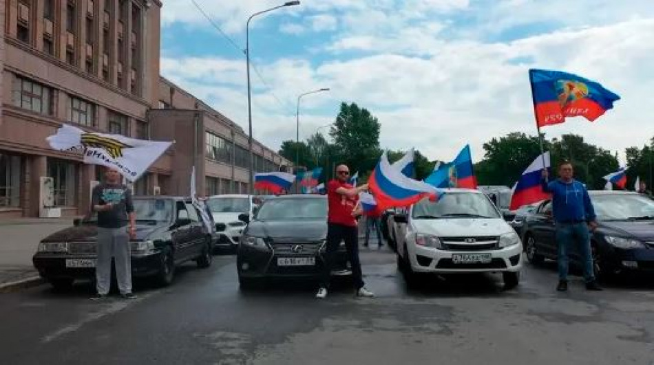 В Петербурге прошёл масштабный автопробег с участием десятков машин