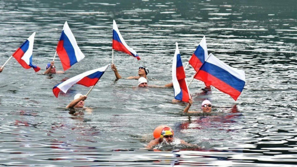 В День России купальный сезон открыли патриотическим заплывом