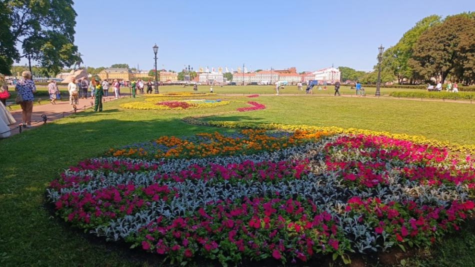 В День России в Александровском саду открыли Фестиваль цветов
