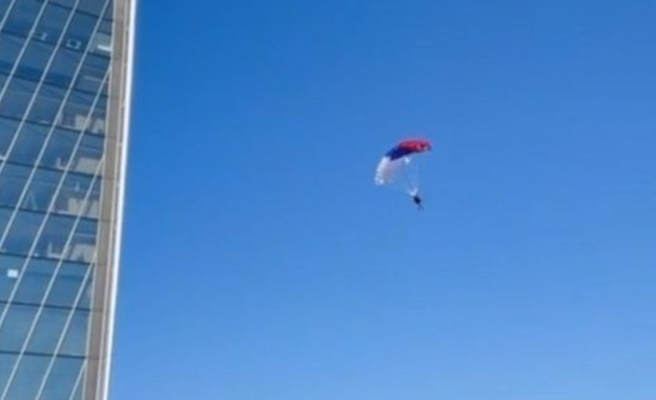 В День России мастер спорта совершил прыжок с парашютом с "Лахта Центра"