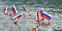 В День России купальный сезон открыли патриотическим заплывом