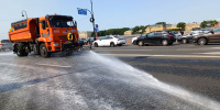 В Петербурге усилили полив улиц из-за жары 