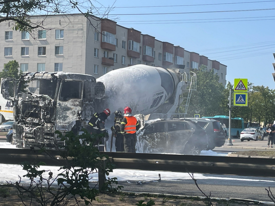 В Сестрорецке после столкновения с бетономешалкой загорелась иномарка 