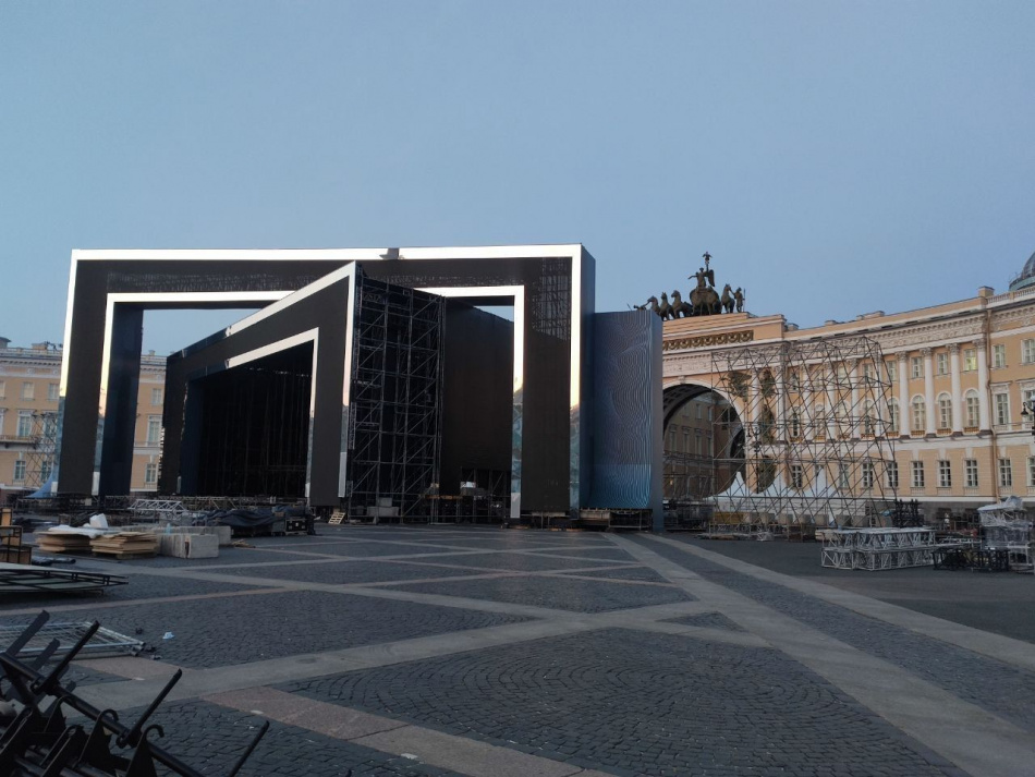 В Петербурге на Дворцовой площади устанавливают сцену к «Алым парусам» 