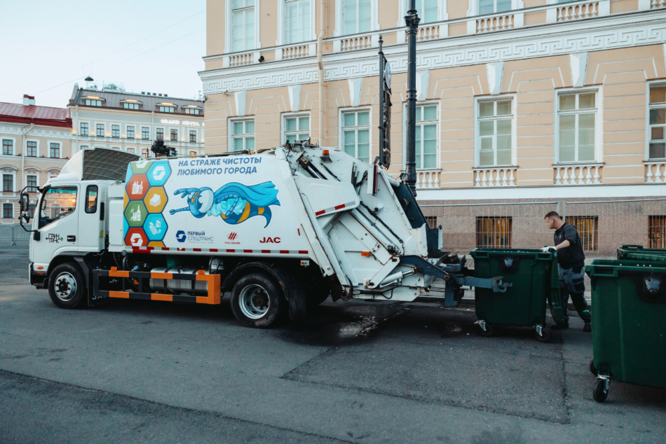 После «Алых парусов» в Петербурге собрали и вывезли более 12 тонн мусора