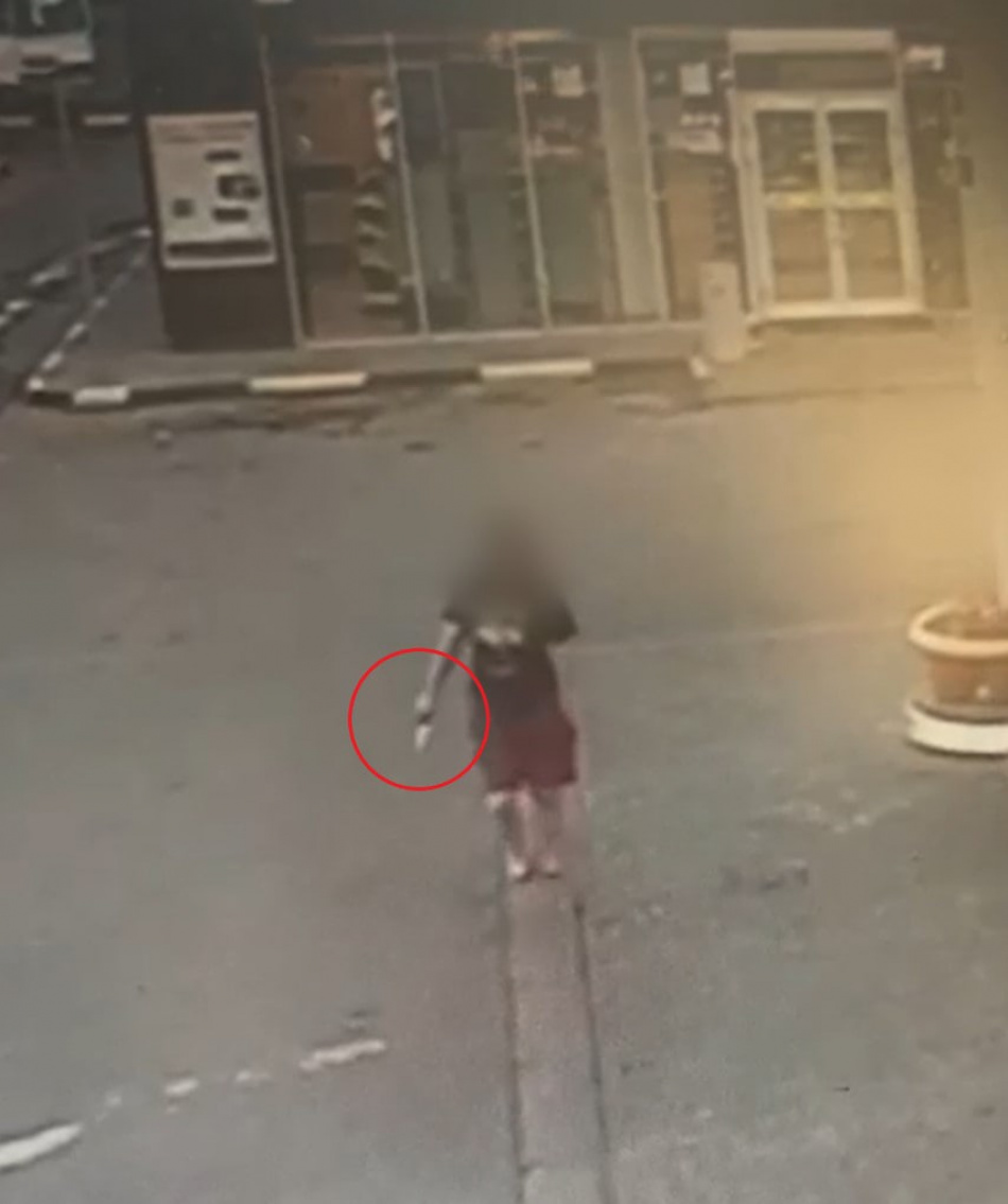 Петербурженка заставила незнакомца заплатить за нее на заправке, угрожая ножом