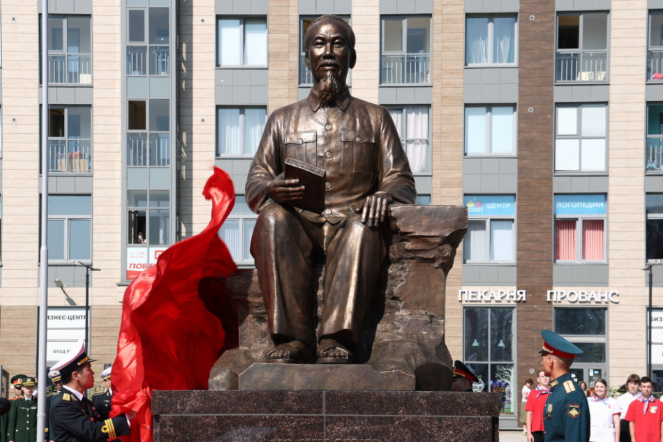 В Петербурге появился памятник первому президенту Вьетнама Хо Ши Мину