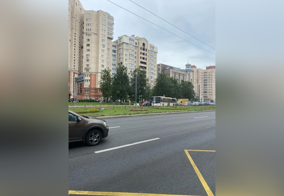 Богатырский проспект встал из-за ДТП с автобусом