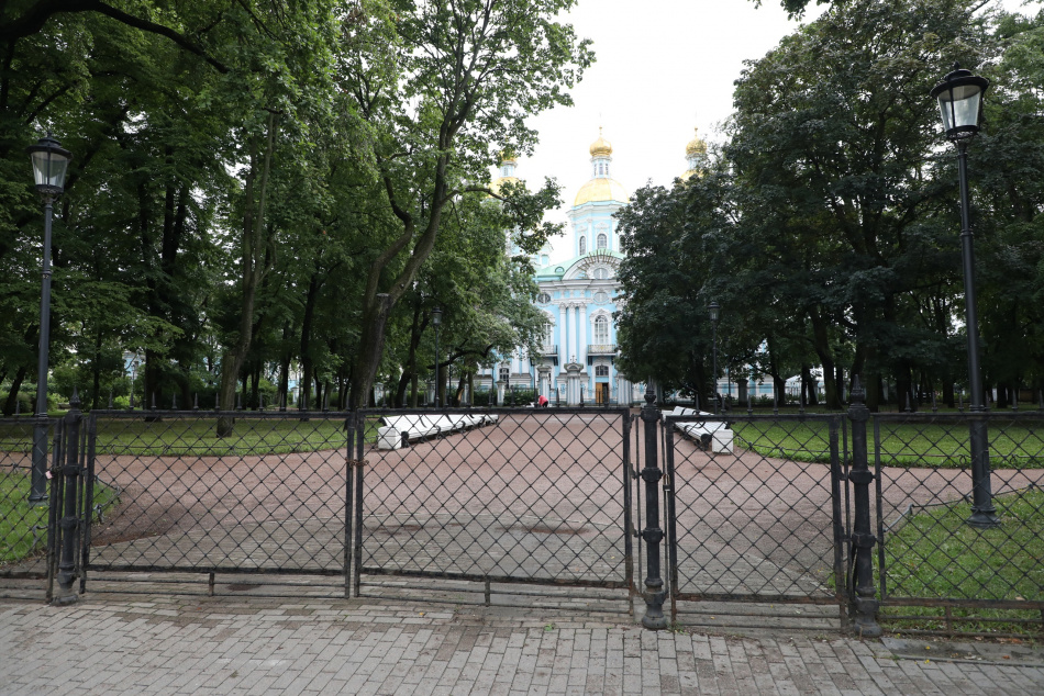 Все парки и скверы закрыли в Петербурге из-за порывистого ветра