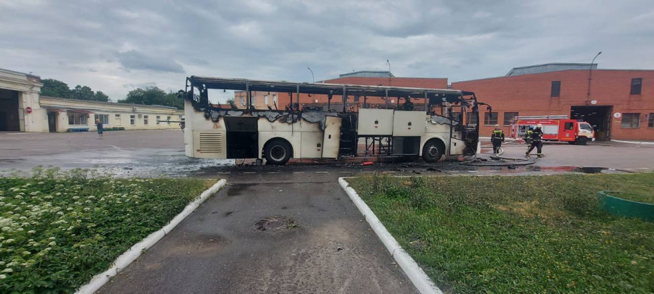 Инцидент со сгоревшим автобусом в парке на Днепропетровской проверит прокуратура