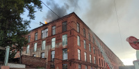Чердак загорелся на бывшей фабрике Веры Слуцкой на Кожевенной