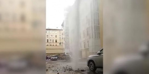 Гейзер забил из-под земли на Курляндской улице