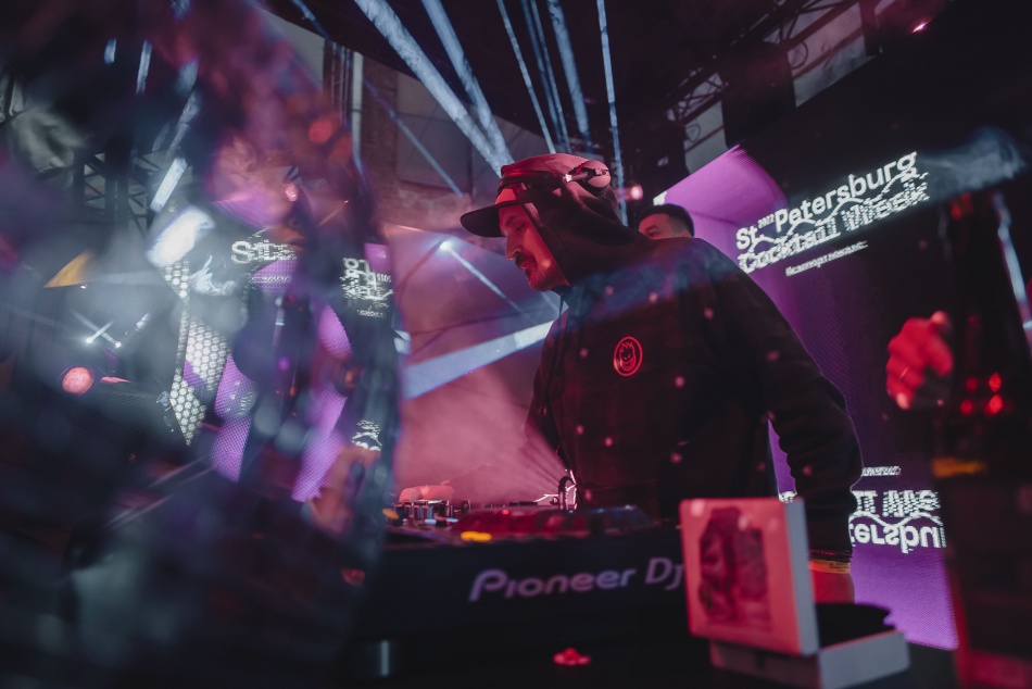 Послушать Pompeya и Jane Air, побывать на фарфоровом заводе и метнуться за границу с коктейлем: гид по Saint-Petersburg Cocktail Week 2023