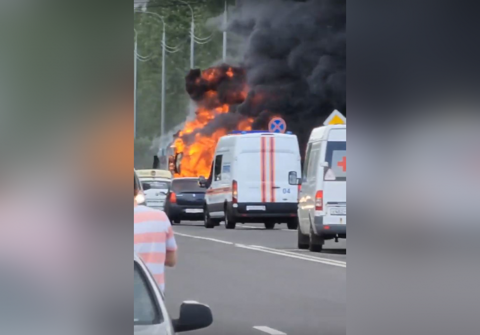 Лазурный автобус-гармошка сгорел на Белградской улице