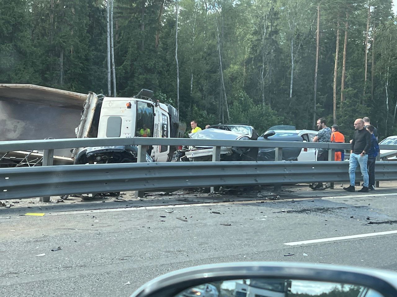 Двое погибли в жуткой аварии с самосвалом на ЗСД